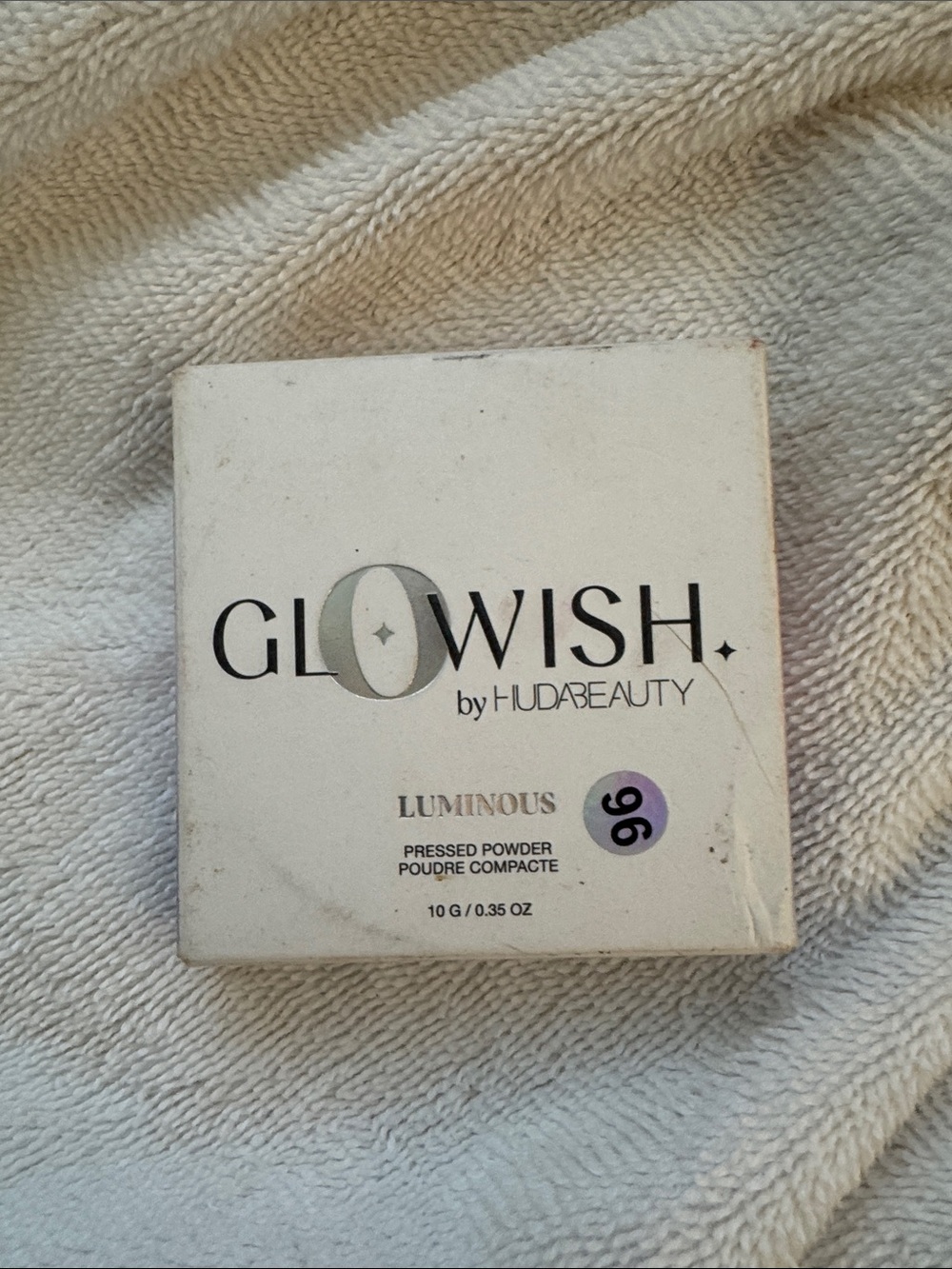 HUDA BEAUTY GloWish Luminous Pressed Powder - Shade 04 light med
